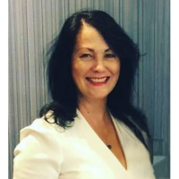 Christine croped Head and shoulders picture of Christine the Spiritual healer